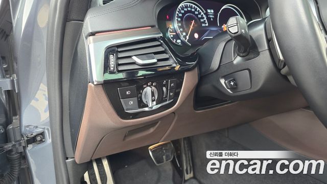 BMW 5-Series 2018 — photo 26