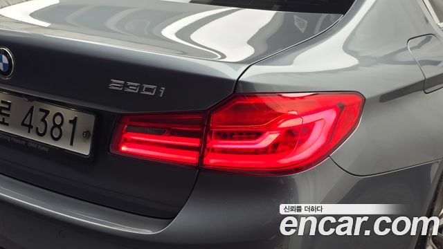 BMW 5-Series 2018 — photo 9