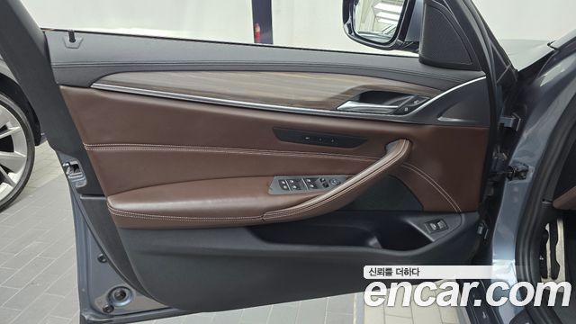 BMW 5-Series 2018 — photo 14
