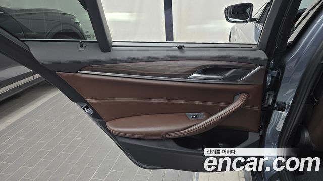 BMW 5-Series 2018 — photo 15