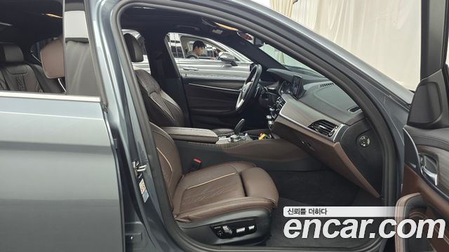 BMW 5-Series 2018 — photo 16