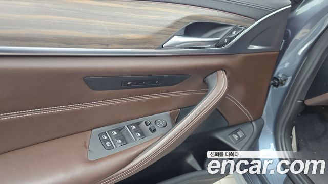 BMW 5-Series 2018 — photo 28