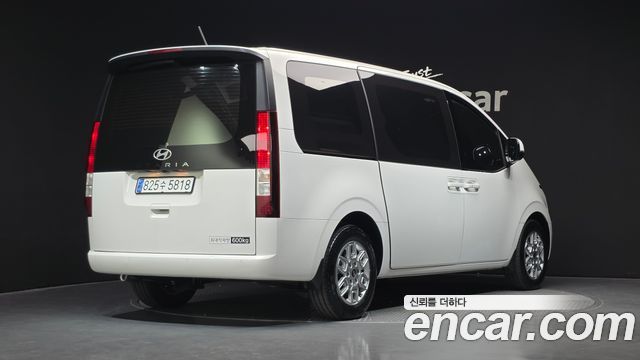 Hyundai Staria 2025 — photo 2