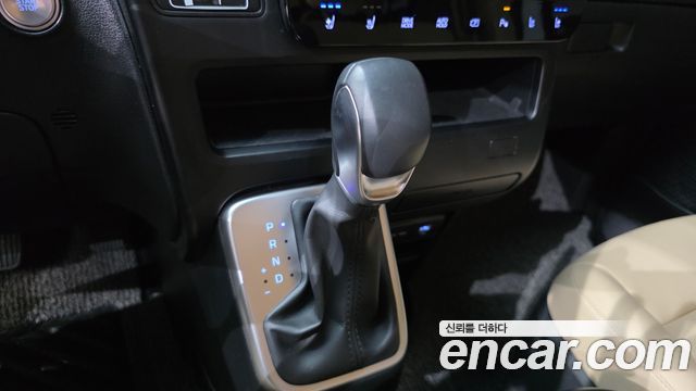 Hyundai Staria 2025 — photo 12