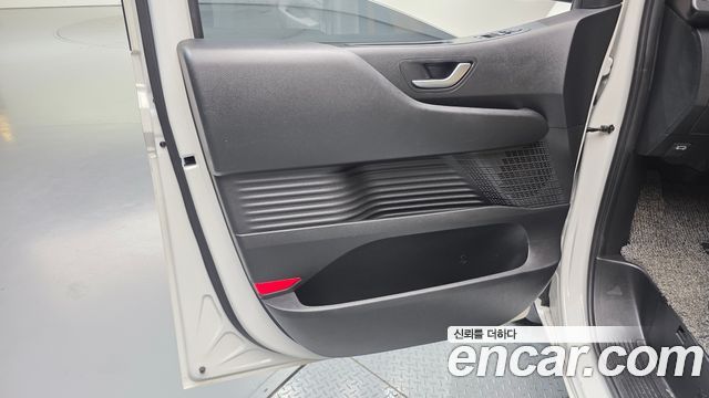 Hyundai Staria 2025 — photo 14