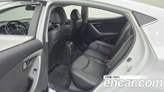Hyundai AVANTE 2014 — photo 17