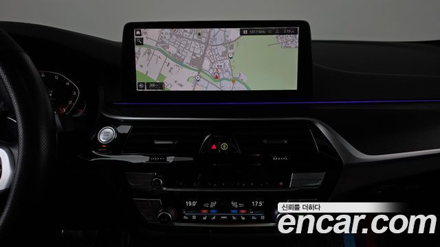BMW 5-Series 2022 — photo 19