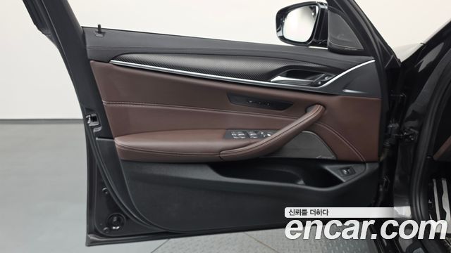 BMW 5-Series 2022 — photo 14