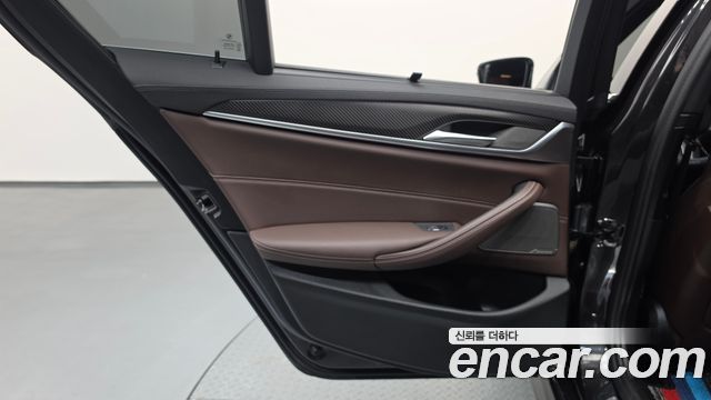 BMW 5-Series 2022 — photo 15
