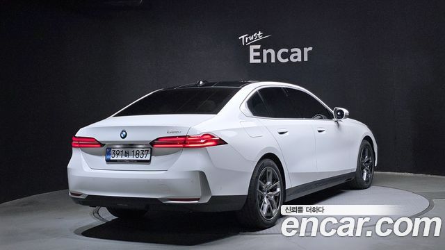 BMW 5-Series 2026 — photo 2