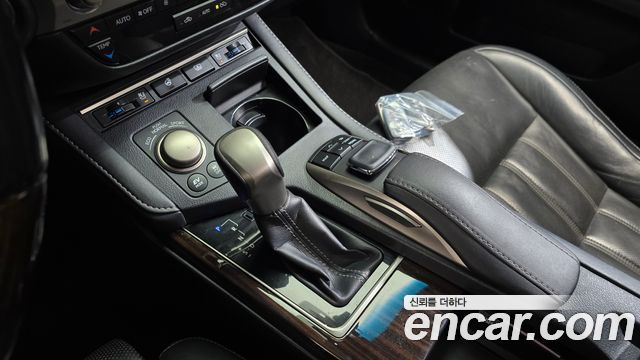 Lexus ES 2017 — photo 9