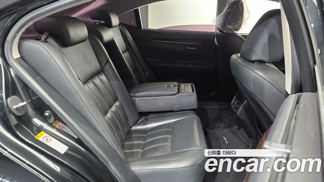 Lexus ES 2017 — photo 11