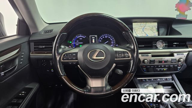 Lexus ES 2017 — photo 12