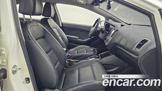 Kia K3 2016 — photo 17