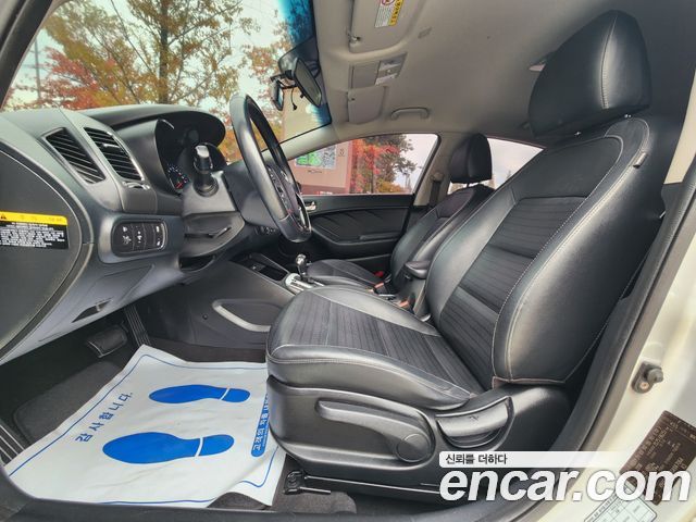 Kia K3 2016 — photo 10