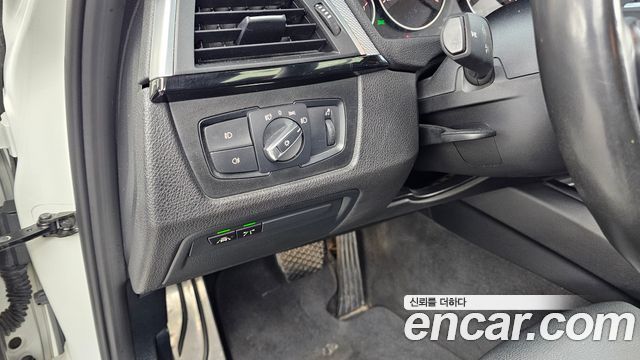 BMW 3-Series 2018 — photo 16