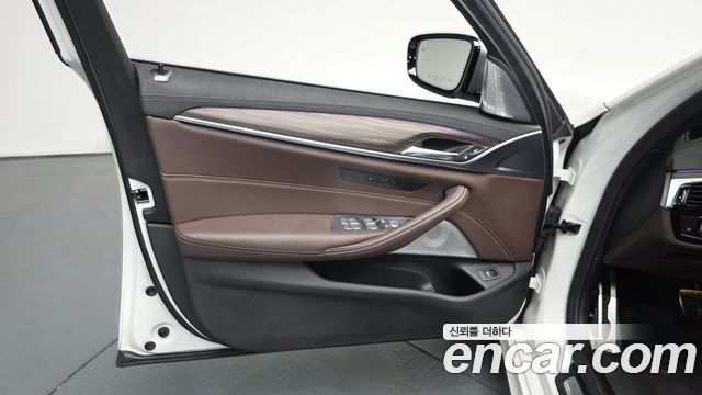 BMW 5-Series 2021 — photo 14