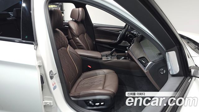 BMW 5-Series 2021 — photo 16