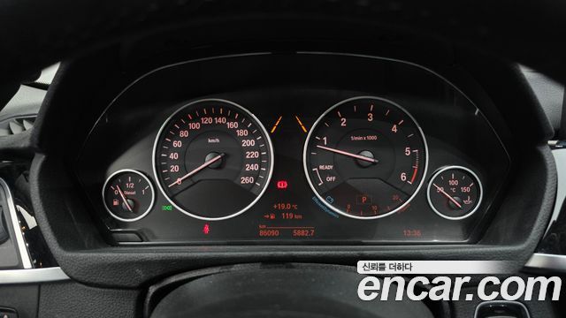 BMW 3-Series 2018 — photo 11