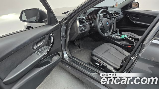 BMW 3-Series 2018 — photo 13