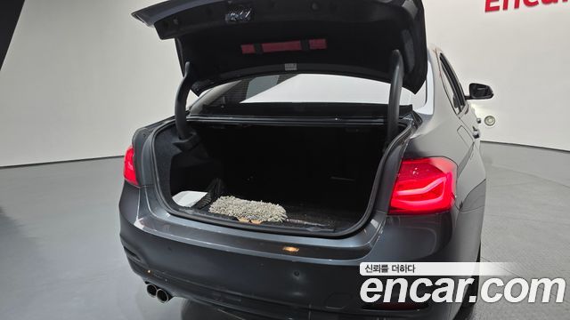 BMW 3-Series 2018 — photo 26