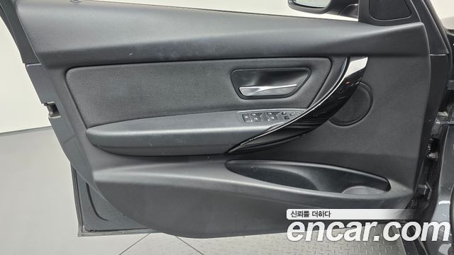 BMW 3-Series 2018 — photo 14