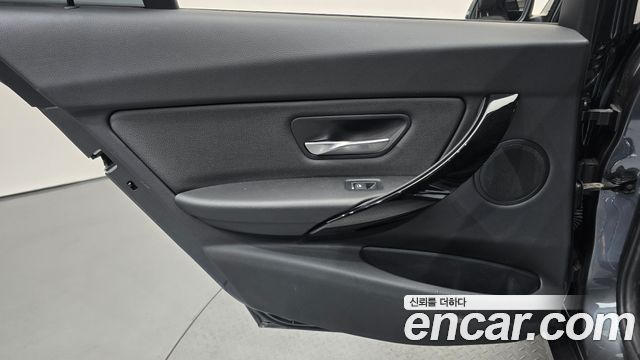 BMW 3-Series 2018 — photo 15