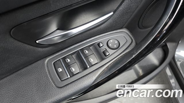 BMW 3-Series 2018 — photo 32