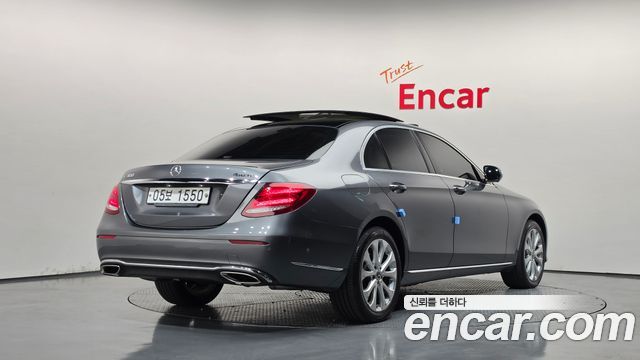 Mercedes-Benz E-Class 2017 — photo 2