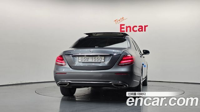Mercedes-Benz E-Class 2017 — photo 4