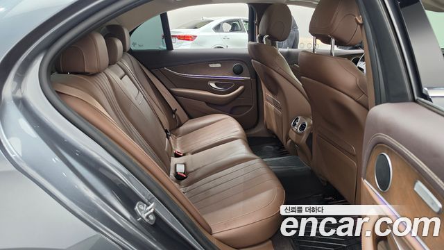 Mercedes-Benz E-Class 2017 — photo 11