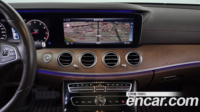 Mercedes-Benz E-Class 2017 — photo 13