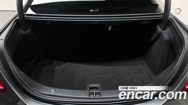Mercedes-Benz E-Class 2017 — photo 18