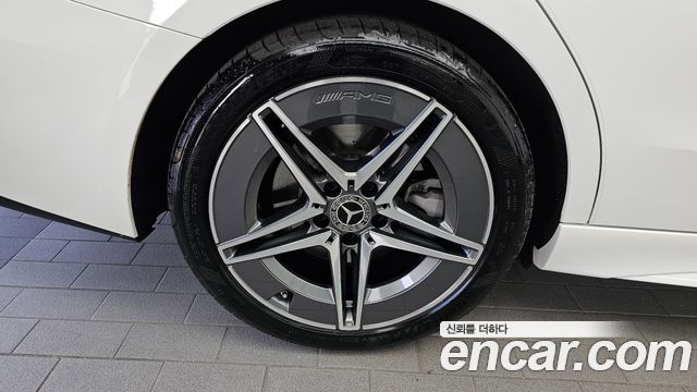 Mercedes-Benz C-Class 2025 — photo 5