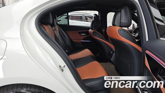 Mercedes-Benz C-Class 2025 — photo 12