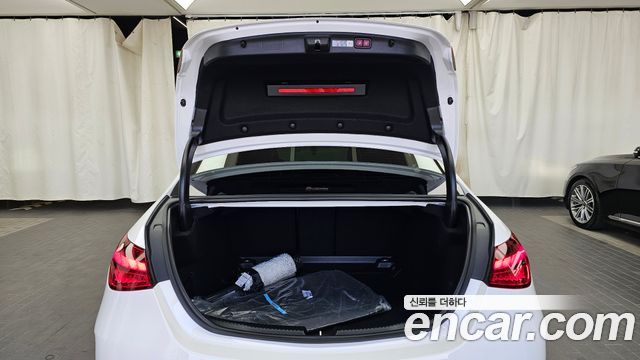 Mercedes-Benz C-Class 2025 — photo 20