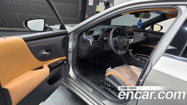 Lexus ES 2023 — photo 13