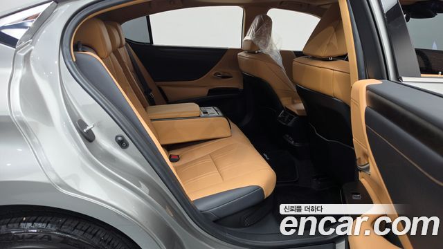 Lexus ES 2023 — photo 17
