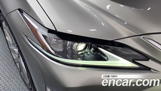 Lexus ES 2023 — photo 8