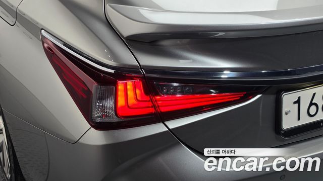 Lexus ES 2023 — photo 9