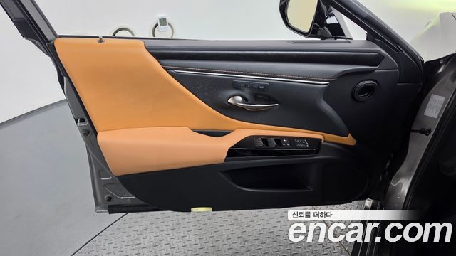 Lexus ES 2023 — photo 14