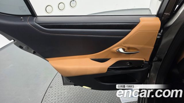 Lexus ES 2023 — photo 15