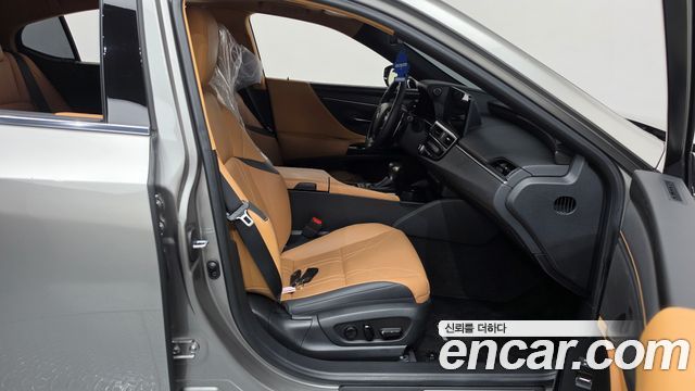 Lexus ES 2023 — photo 16