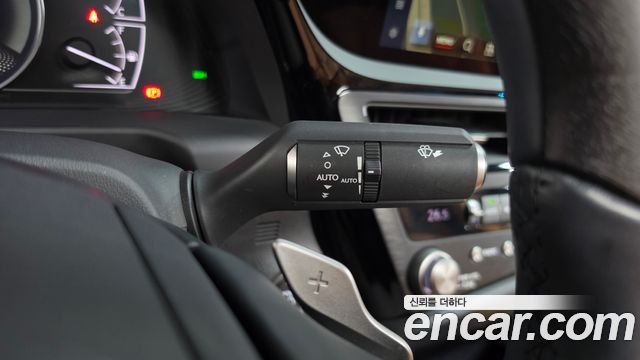 Lexus ES 2023 — photo 33