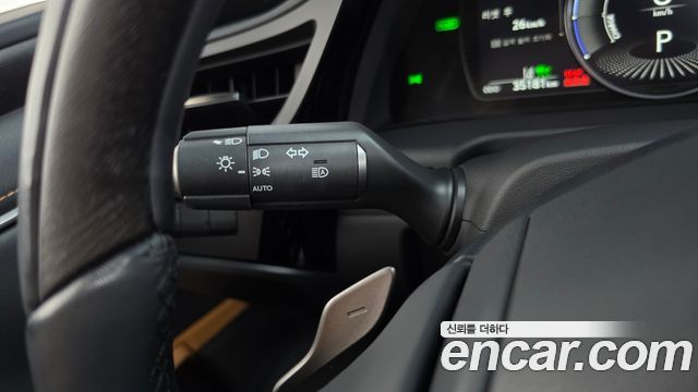 Lexus ES 2023 — photo 34