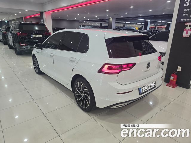 Volkswagen Golf 2023 — photo 2