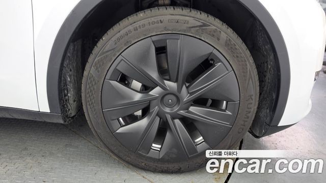 Tesla Model Y 2024 — photo 5