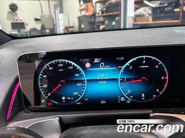 Mercedes-Benz GLB-Class 2022 — photo 8