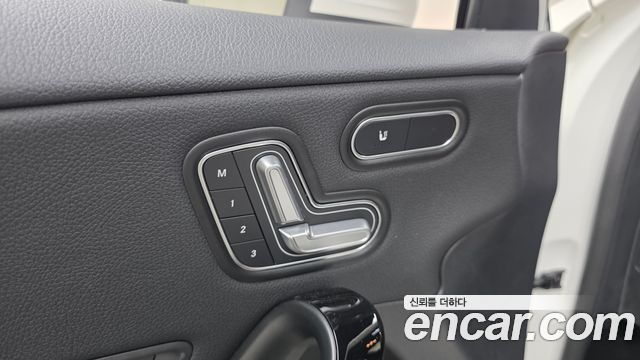 Mercedes-Benz A-Class 2020 — photo 28