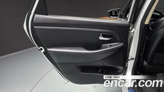Kia Carens 2015 — photo 15